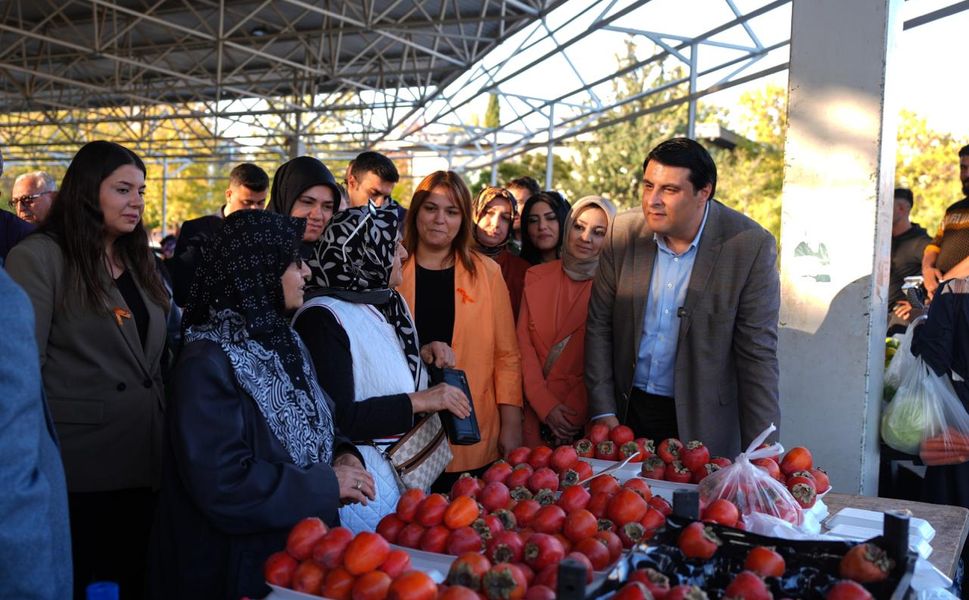 Başkan Yılmaz, pazarda vatandaş ve esnafla buluştu