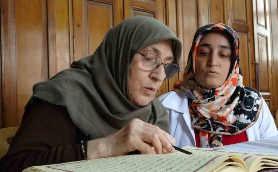 75 yaşındaki Fatma teyzenin Kur'an-ı Kerim öğrenme azmi