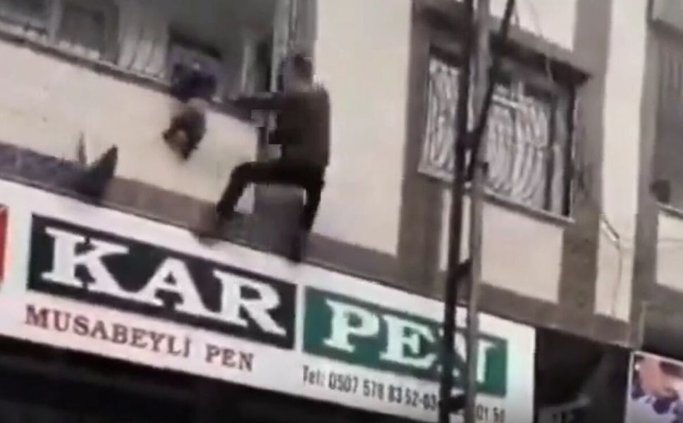 Gaziantep'te yürekleri ağza getiren an: Balkonda asılı kalan çocuğu kurtardı