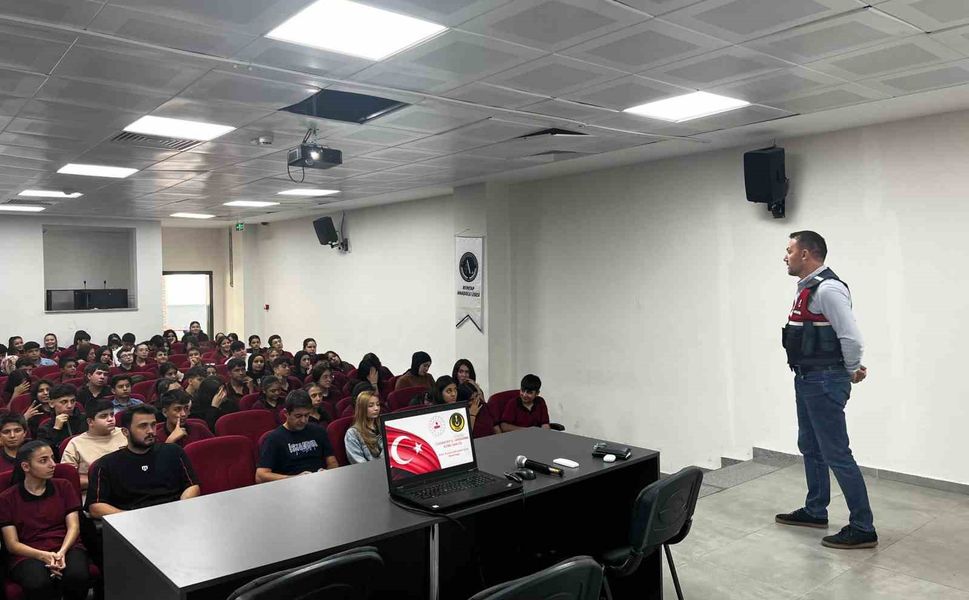 Gaziantep'te jandarmadan öğrencilere siber güvenlik eğitimi