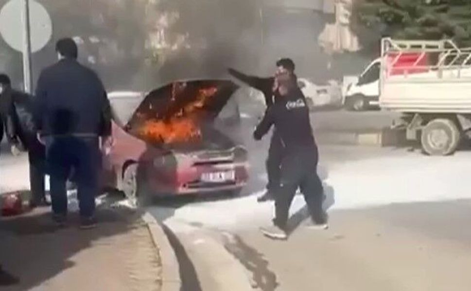 Gaziantep'te seyir halindeki otomobil alev aldı: Vatandaşlar müdahale etti