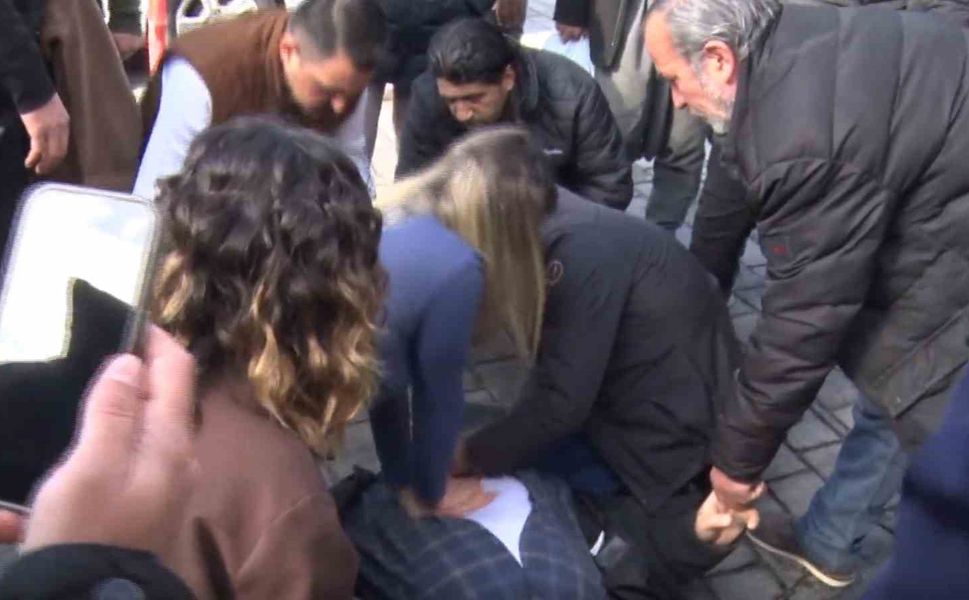 Gaziantep'te kalbi duran yaşlı adama yoldan geçen vatandaşlar kalp masajı yaptı