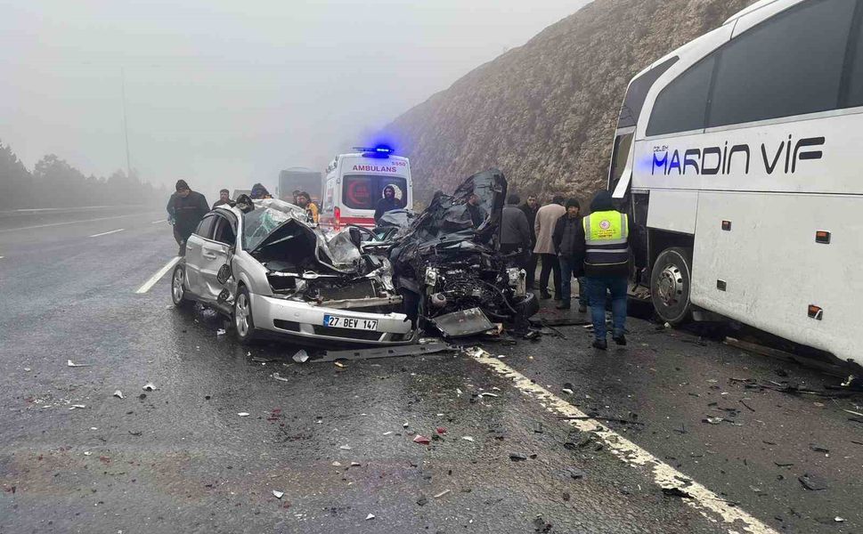 Gaziantep'te zincirleme kazada ortalık savaş alanına döndü: 2 ölü, çok sayıda yaralı