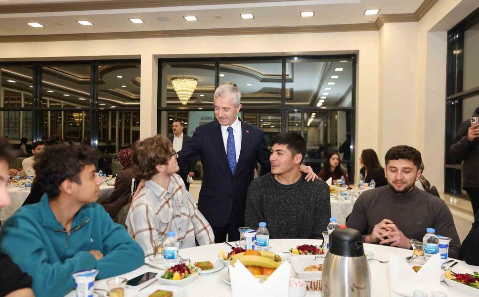 Tahmazoğlu, YKS'de ilk bine giren gençlerle buluştu