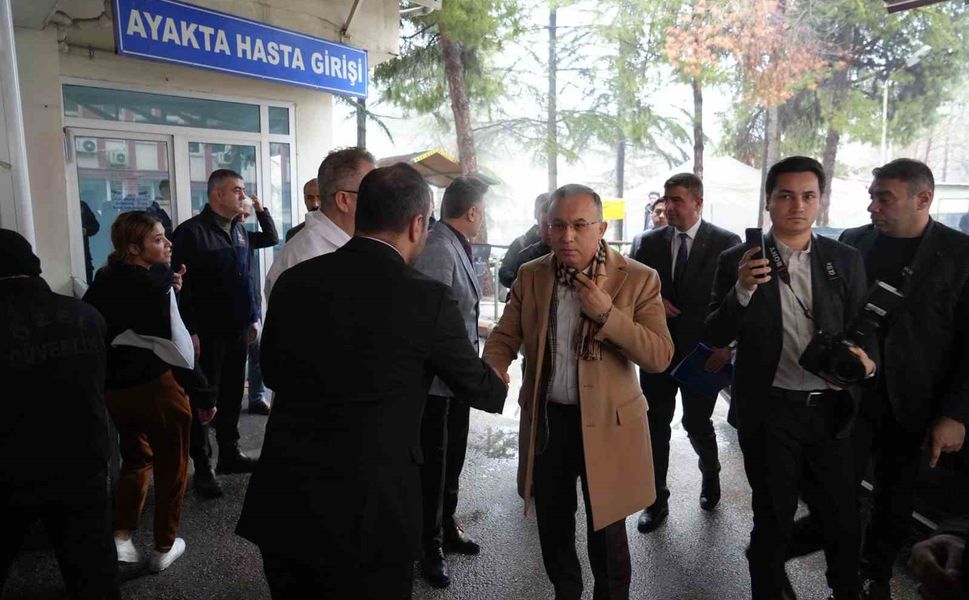 Vali Kemal Çeber, kazada yaralanan vatandaşları hastanede ziyaret etti