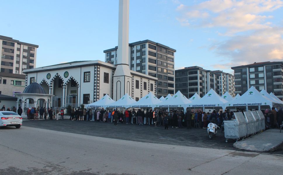 Şehitkamil’de binlerce kişi ilk iftarını aynı sofrada açtı