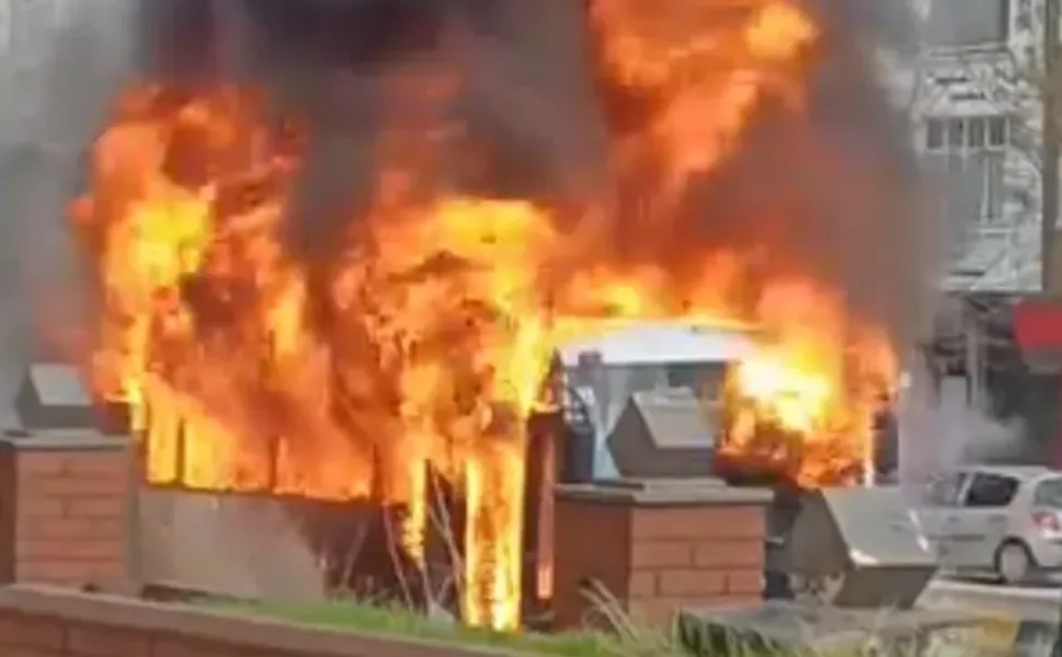Yürekler ağza geldi! Gaziantep'te Seyir halindeyken alev alan halk otobüsü küle döndü