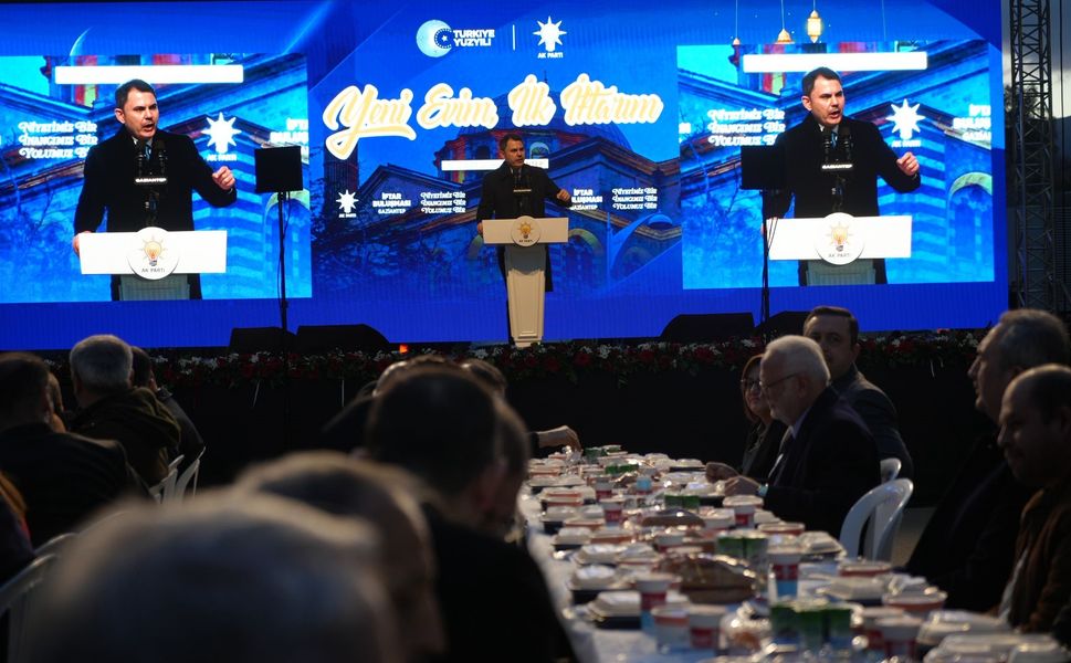 Bakan Kurum, Gaziantep'te depremzede vatandaşlarla iftarda bir araya geldi