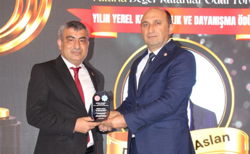 Dr. Ekrem Aslan’ı gururlandıran ödül