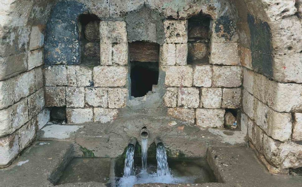 Araban'da tarihi 2 çeşmeden su akmaya başladı