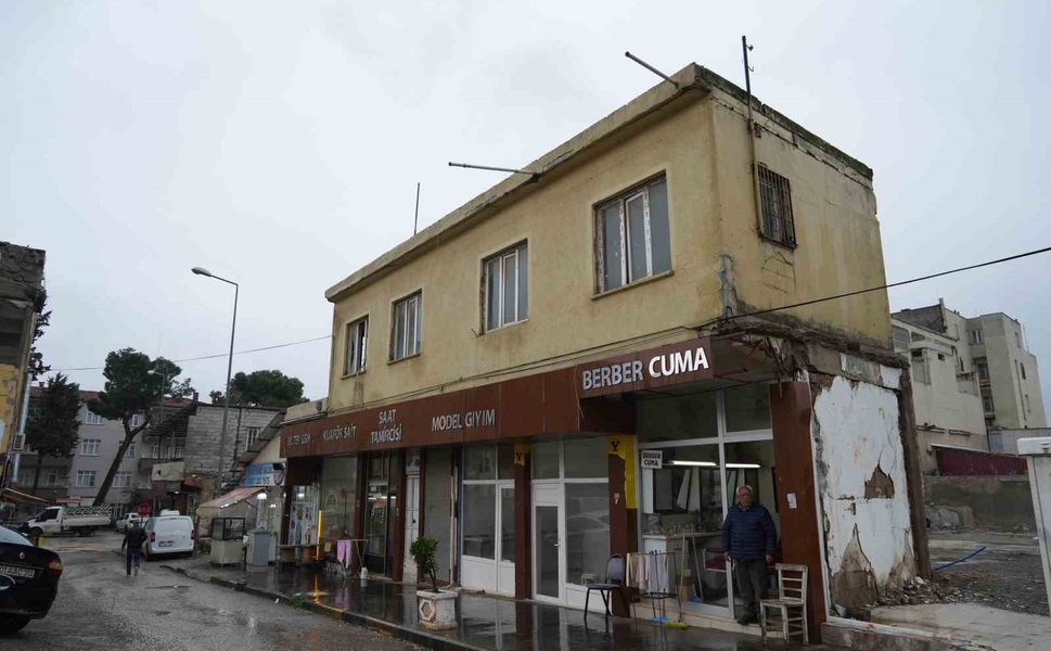 Asrın felaketi meslek aşkını yıkamadı: 50 yıllık berber, hasarlı dükkanını terk etmedi