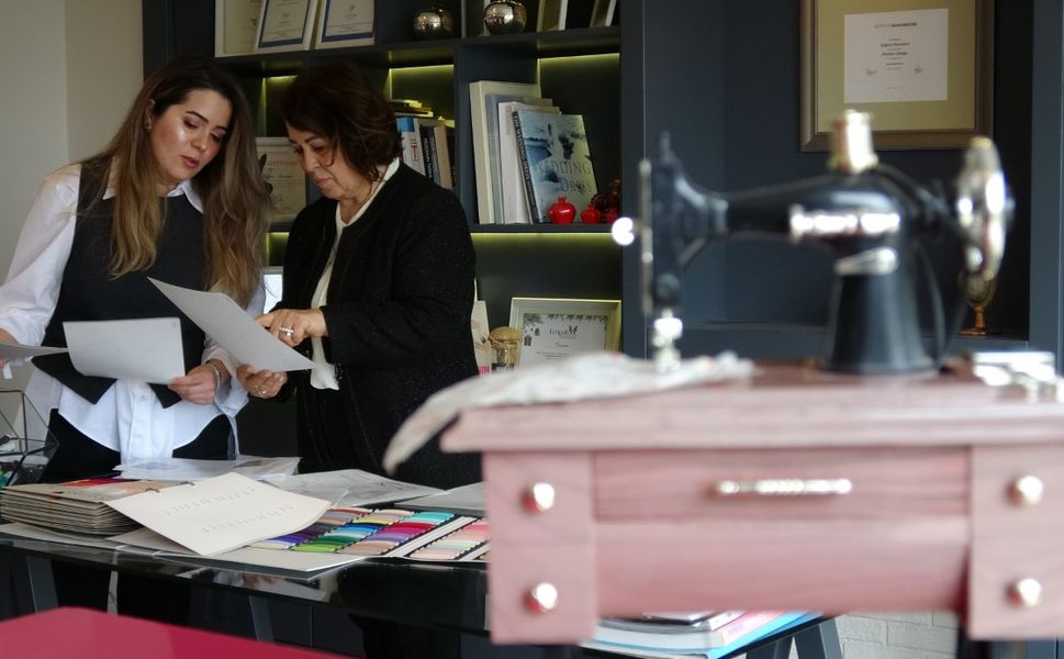 Hikayenin başladığı yer Gaziantep! Memurluğu bıraktı, şimdi dünya markalarına gelinlik dikiyor