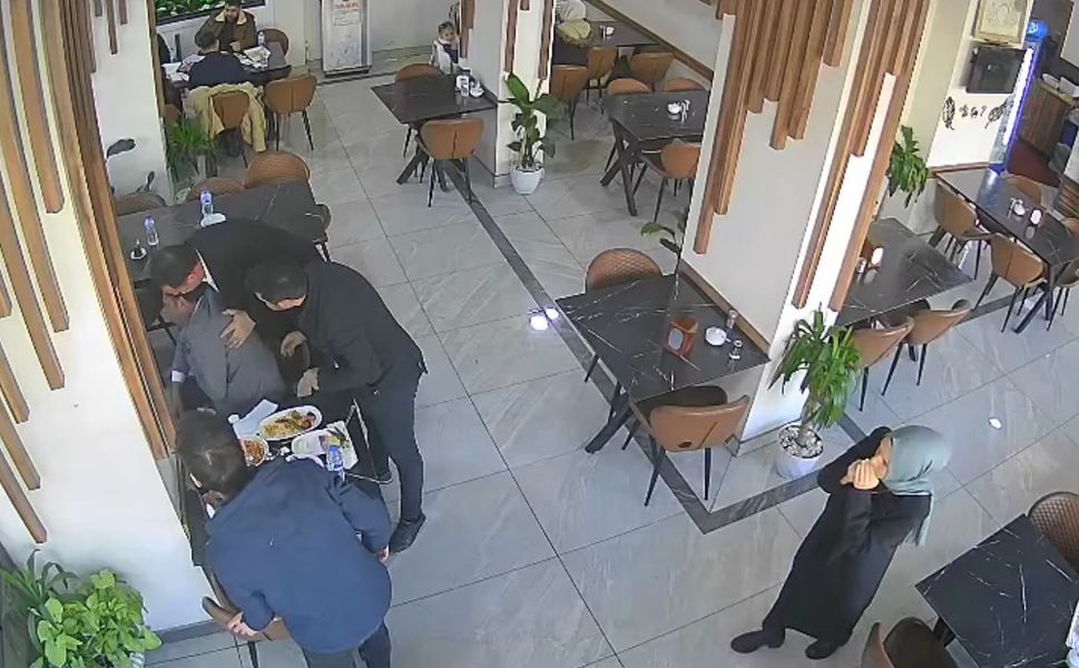 Gaziantep'te boğazına lokma kaçan müşteri, heimlich manevrasıyla kurtarıldı
