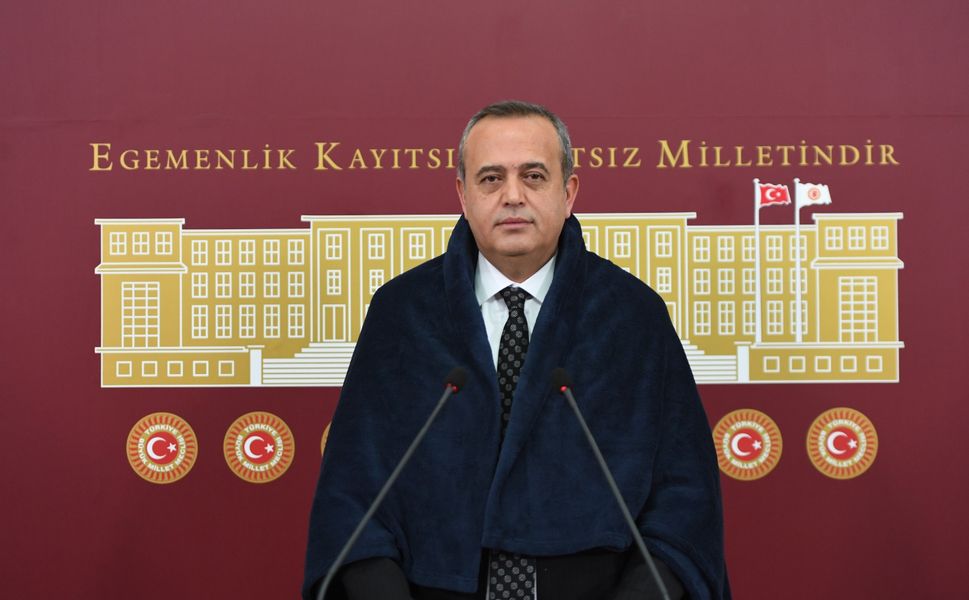 Gaziantep Milletvekili Ertuğrul Kaya'dan battaniyeli protesto