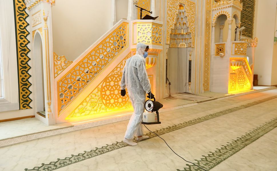 Gaziantep Büyükşehir, ilk teravih öncesi camileri gül suyu ile yıkıyor