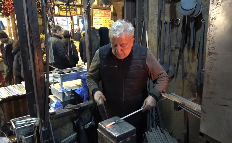 Gaziantepli usta ateş başında 60 yıldır demir dövüyor