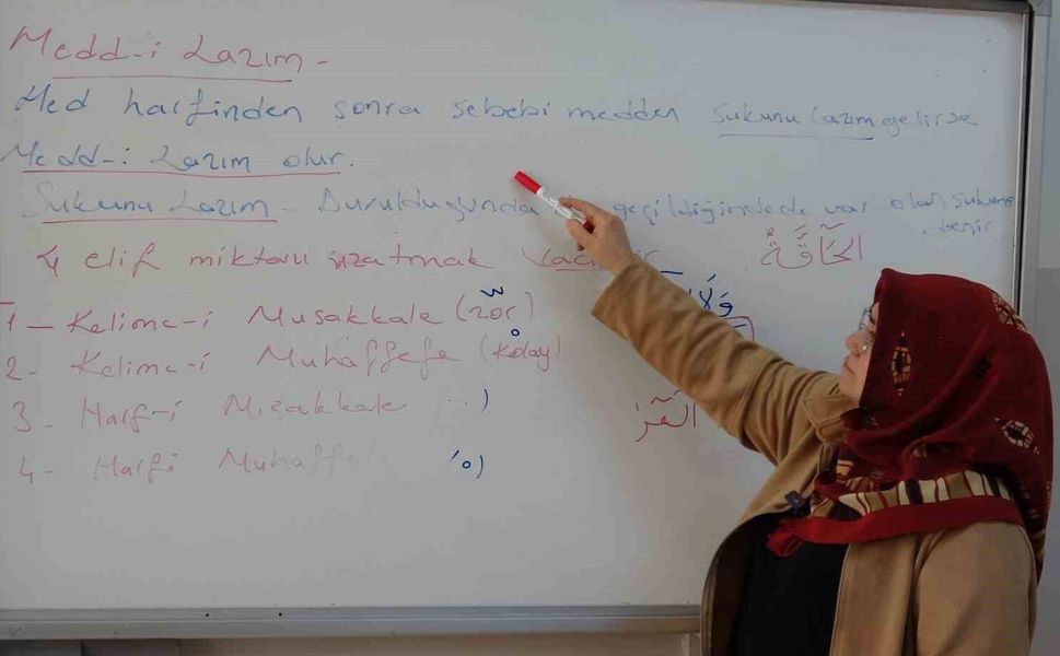 Gaziantep'te 28 Şubat mağduru öğretmen yaşadıklarını anlattı: 'Başörtümden dolayı meslekten ihraç edildim'