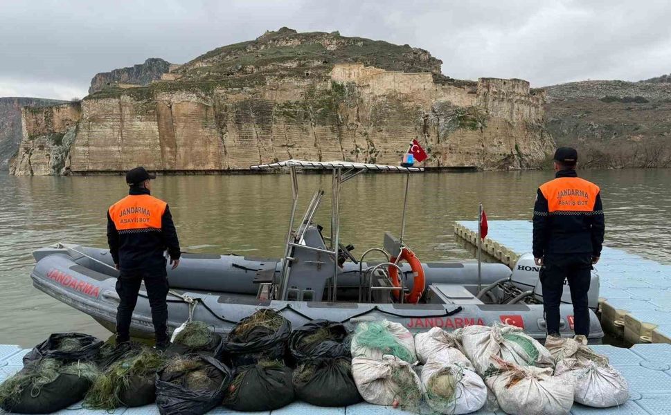 Gaziantep'te ağ ile avlanma yasağına uymayan şahıslar jandarmaya yakalandı