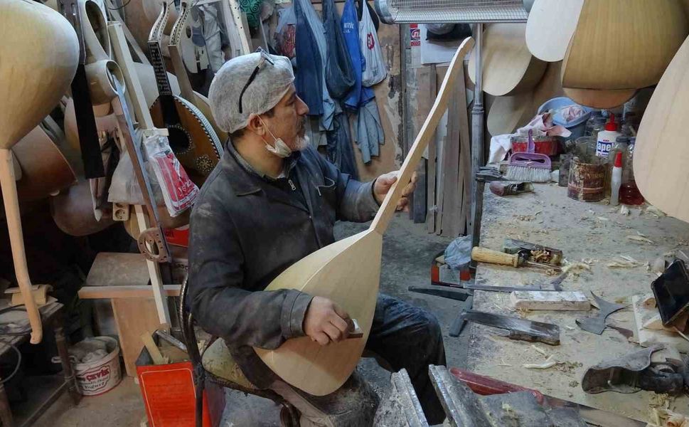 Gaziantep'te baba yadigarı atölyede 35 yıldır bağlama üretiyor