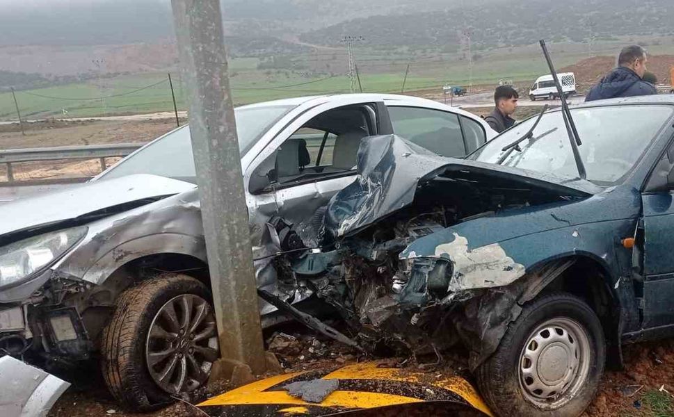 Gaziantep'te çarpışan araçların sürücüleri yaralandı