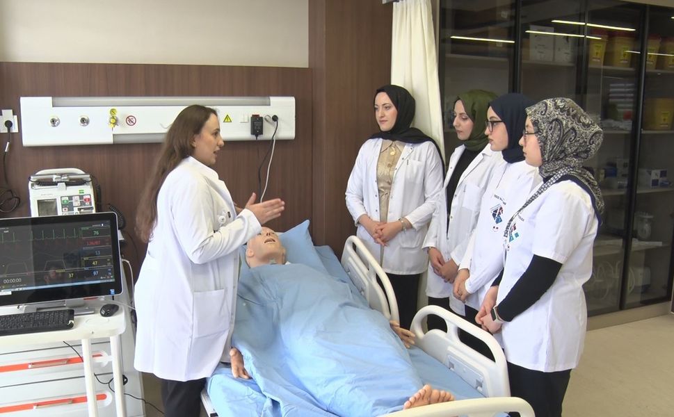 Gaziantep'te hemşire adayları, hastaya müdahaleyi bilgisayarlı makette öğreniyor