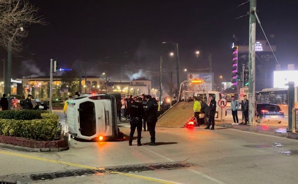 Gaziantep'te iki araç kafa kafaya çarpıştı: 3 yaralı