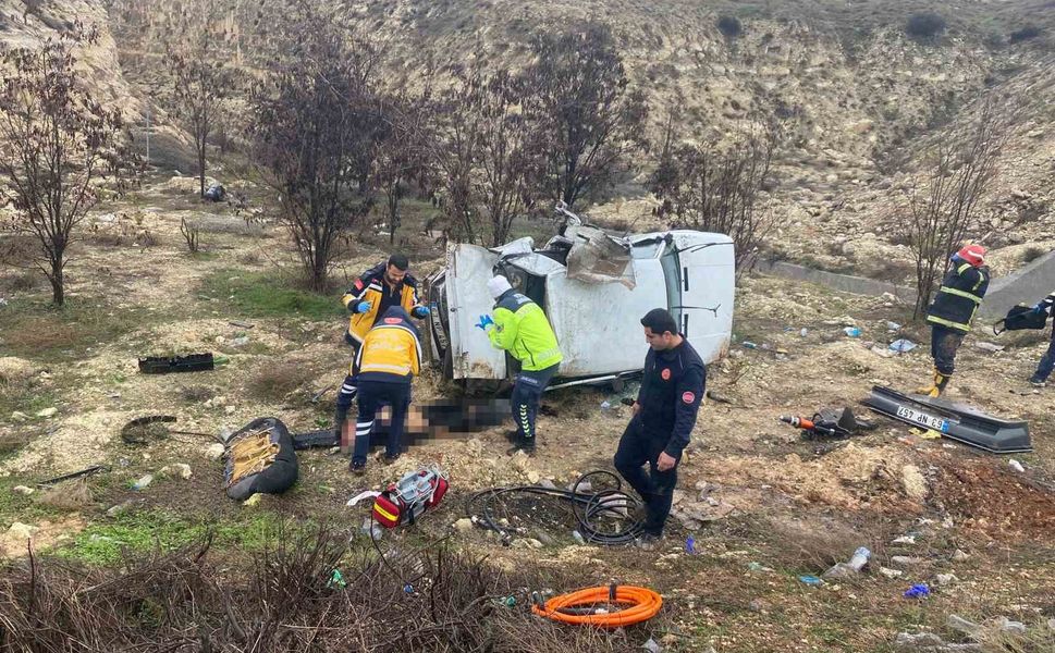 Gaziantep'te kontrolden çıkarak şarampole uçan otomobilin sürücüsü hayatını kaybetti