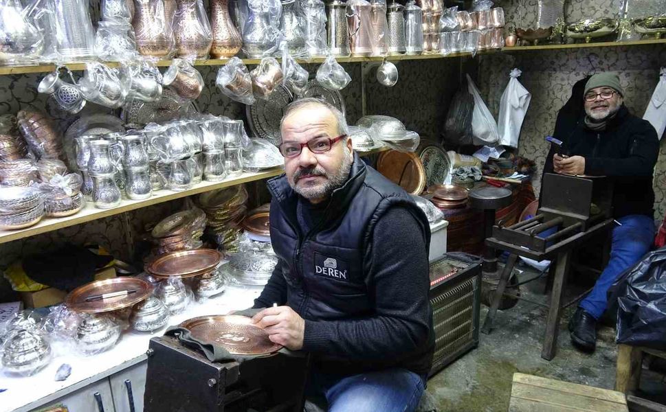 Gaziantep'te meslektaş dayı yeğen 44 yıldır birlikte bakır işliyor