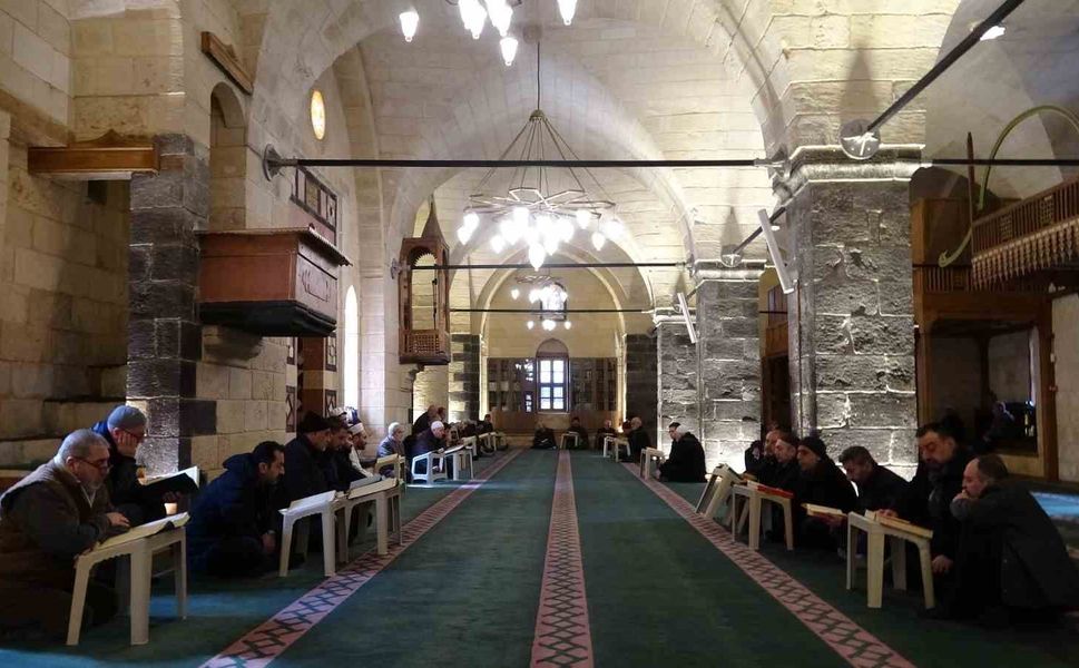 Gaziantep'te mukabele geleneği tarihi camilerde sürdürülüyor