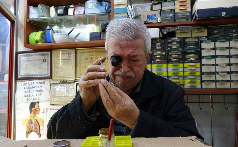 Gaziantep'te üç metrekarelik dükkanda 60 yıldır zamana ince ayar veriyor