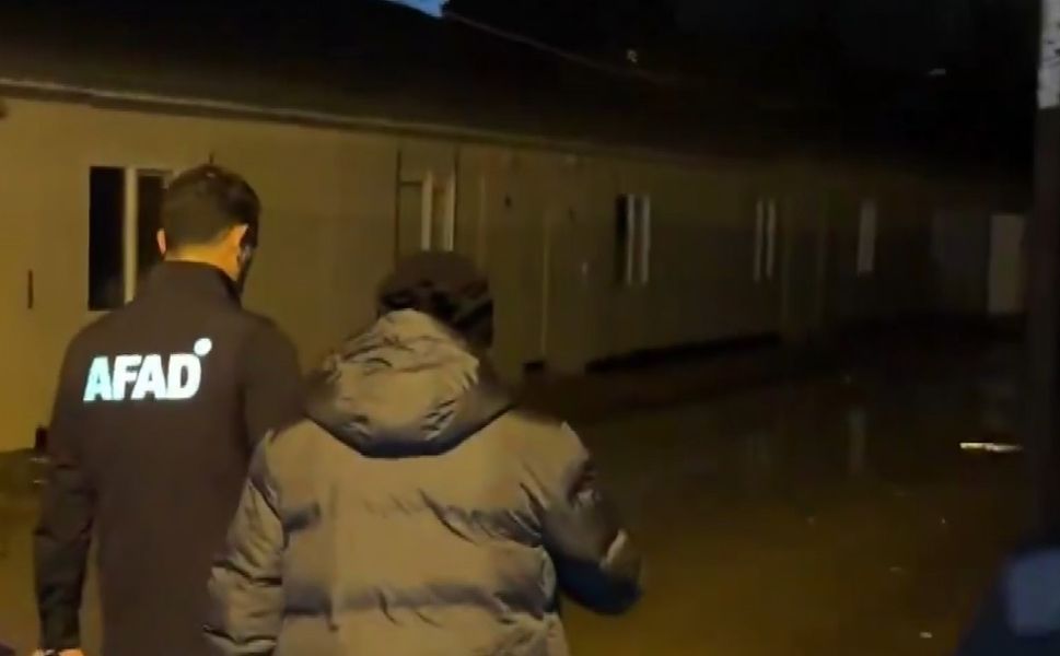 Gaziantep'te yoğun yağış sonrası geçici yaşam alanı boşaltıldı