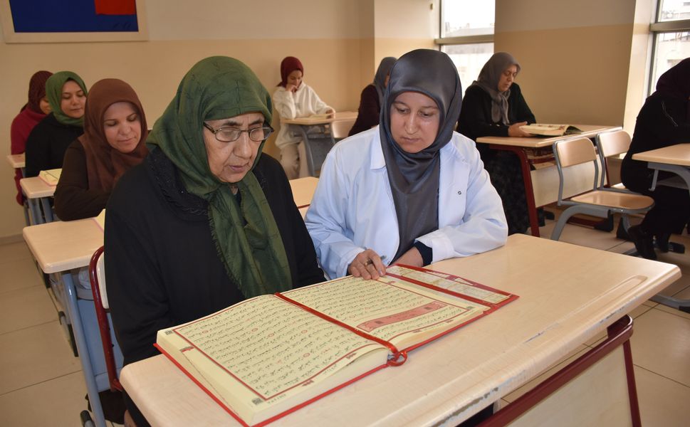 Şahinbey Belediyesi tesislerinde Kur’an-ı Kerim öğrendi