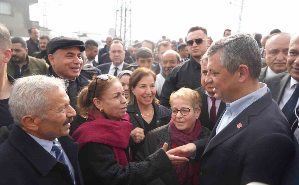 Özgür Özel Nurdağı'nda depremzedelerle bir araya geldi