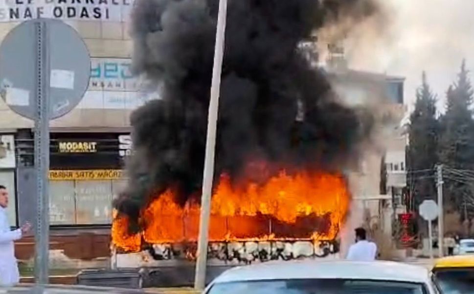 Gaziantep'te otobüs cayır cayır yandı! Seyir halindeyken alev alan halk otobüsü küle döndü