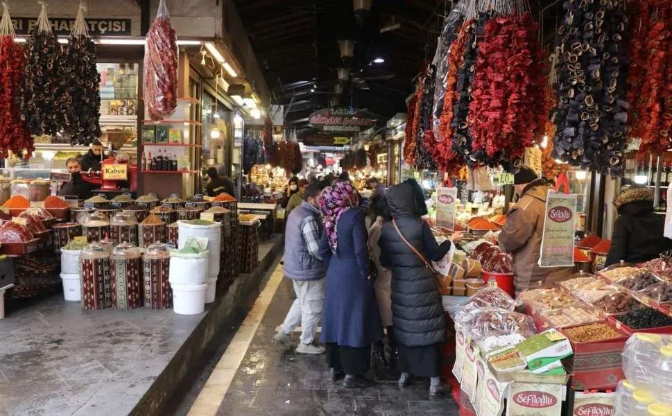 Gaziantep'te Tarihi Almacı Pazarı'nda Ramazan hazırlığı başladı