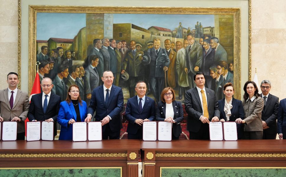 Gaziantep'te Engelsiz Aktif Yaşam Merkezi için imzalar atıldı