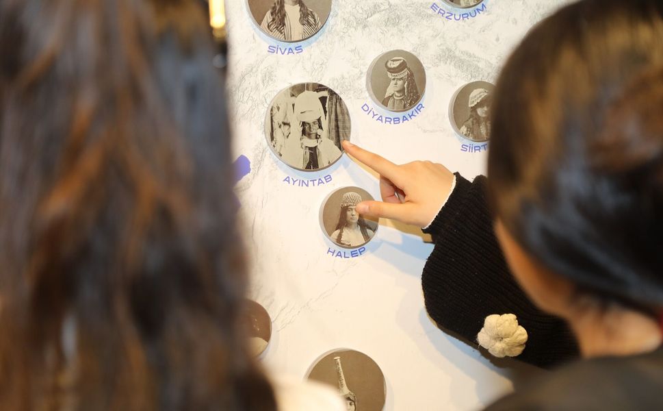 “19. Asırda Osmanlı Coğrafyasında Kadın” sergisi ziyarete açıldı