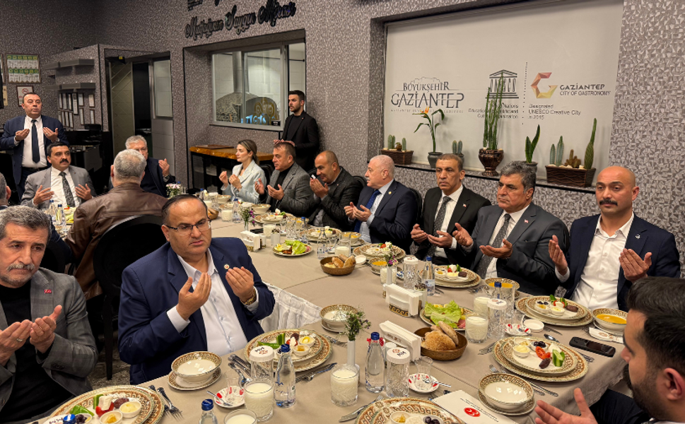 Gaziantep Kamu-Sen üyeleri iftarda buluştu