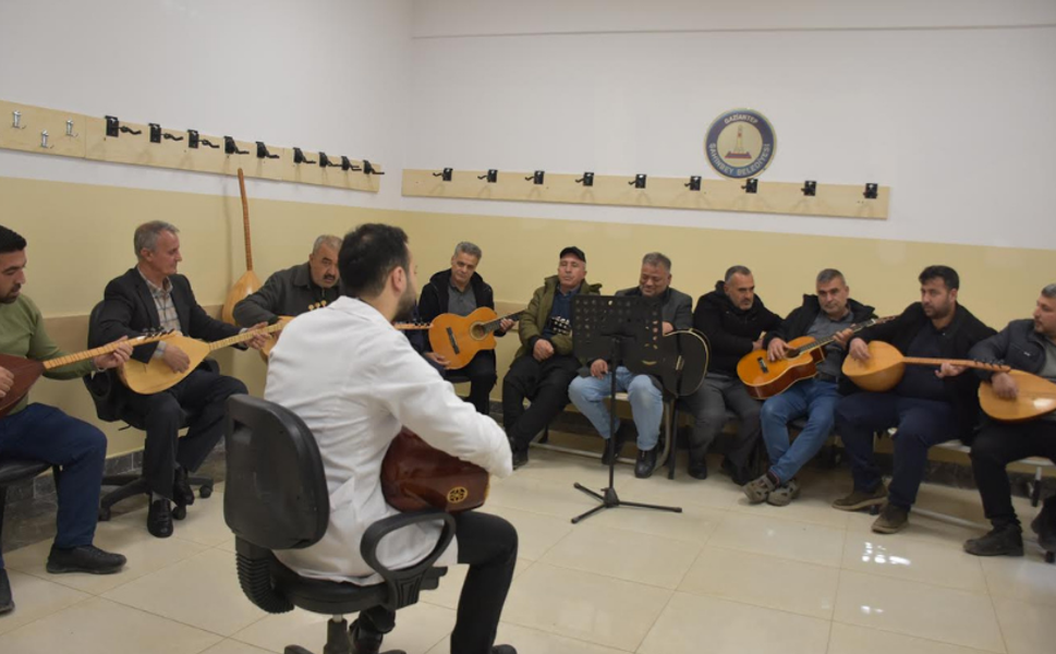 Şahinbeyli çiftçiler müzik kursunda gitar ve bağlama öğreniyor