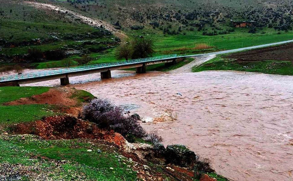 Araban'da etkili olan sağanak yağış Sıtma Pınar Çayı'nın debisini arttırdı