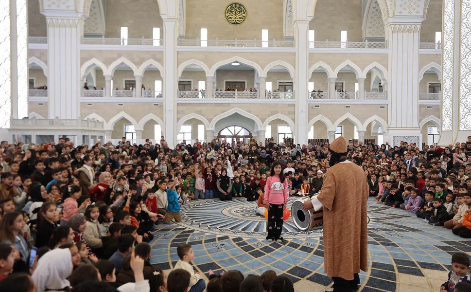 Şahinbey Millet Camii'nde çocuk sesleri