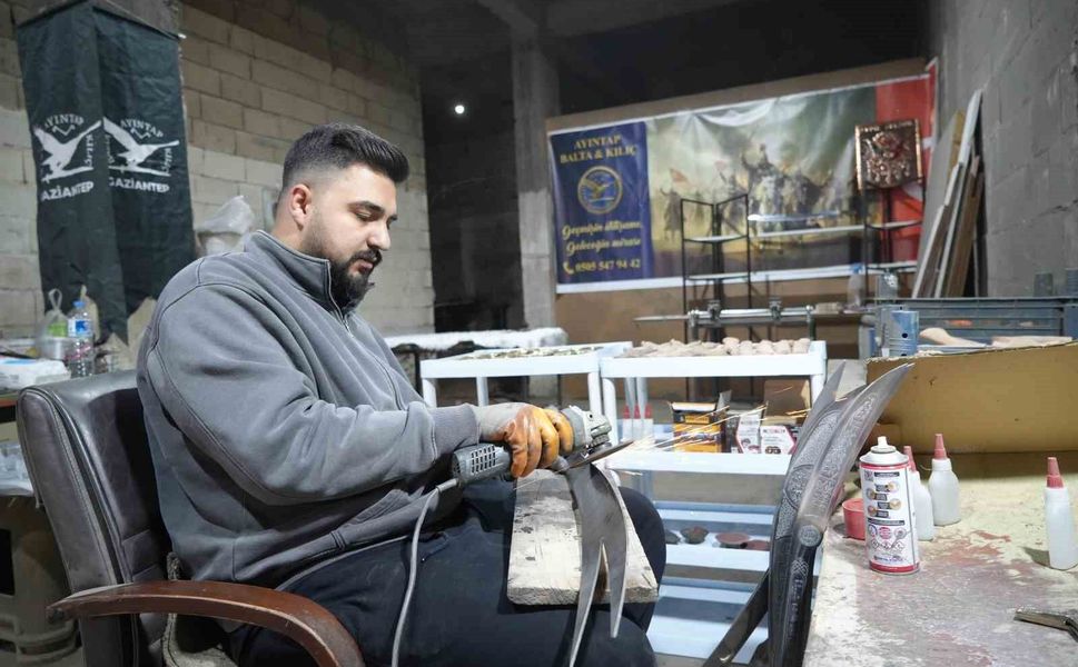 Filmlerden esinlenen Gaziantepli genç, ata mesleği olan kılıç ustalığını sürdürüyor