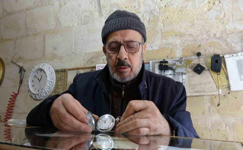Gaziantepli 74 yaşındaki saat ustası 65 yıldır zamana ayar veriyor