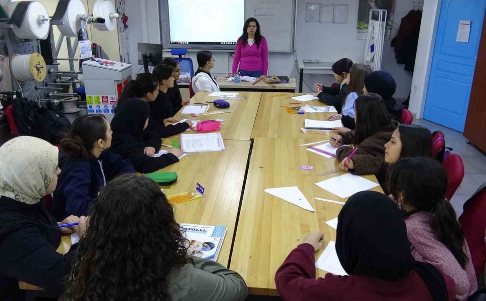 Gaziantepli öğretmen mezun olduğu lisede 30 yıldır ders veriyor