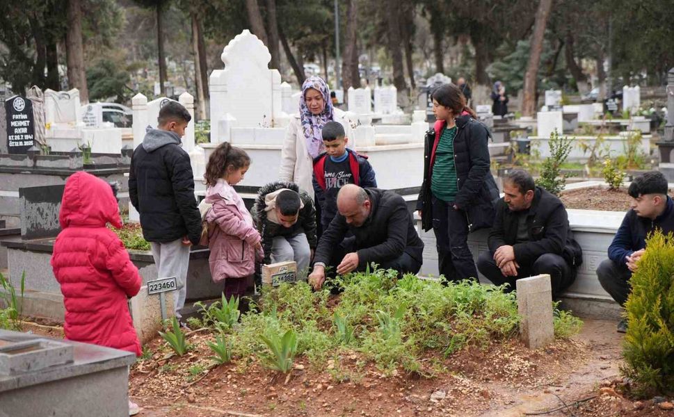 Gaziantep'te bayram öncesi mezarlıklarda ziyaretçi yoğunluğu