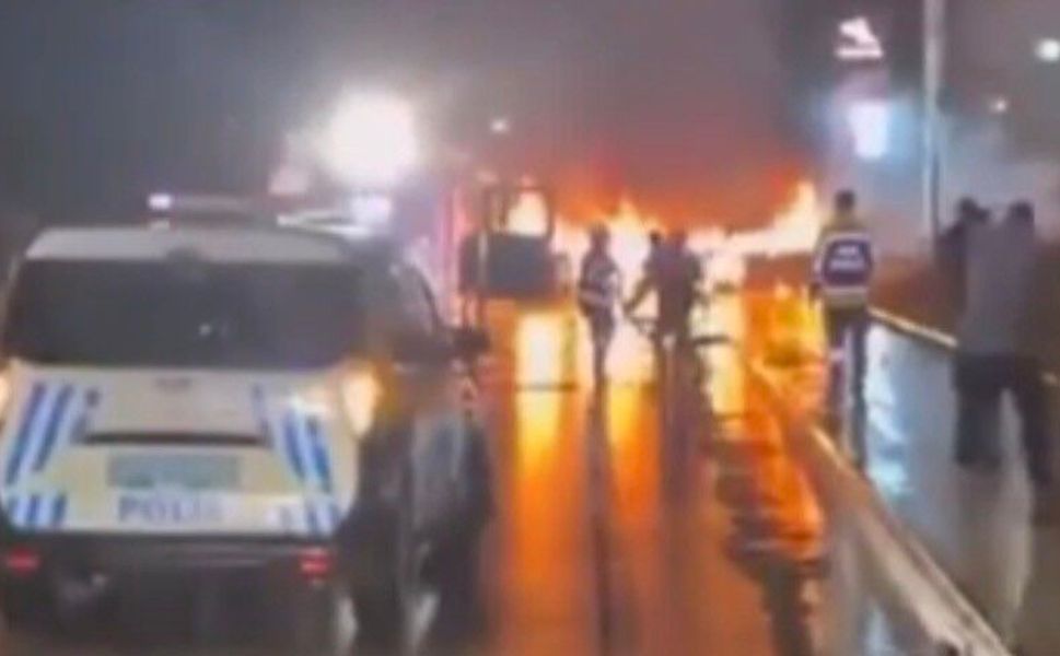 Gaziantep'te çarpışan iki otomobil alev topuna döndü