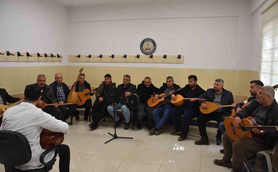 Gaziantep'te çiftçiler müzik kursunda gitar ve bağlama öğreniyor