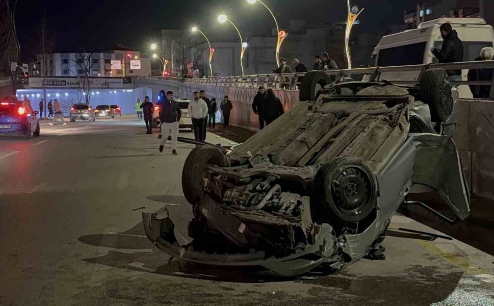 Gaziantep'te feci kaza! Refüjdeki direğe çarpan otomobil takla attı