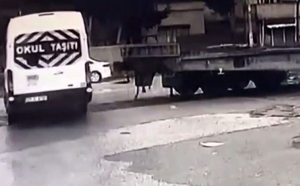 Gaziantep'te hemzemin geçitte öğrenci servisine tren çarptı: O anlar kamerada