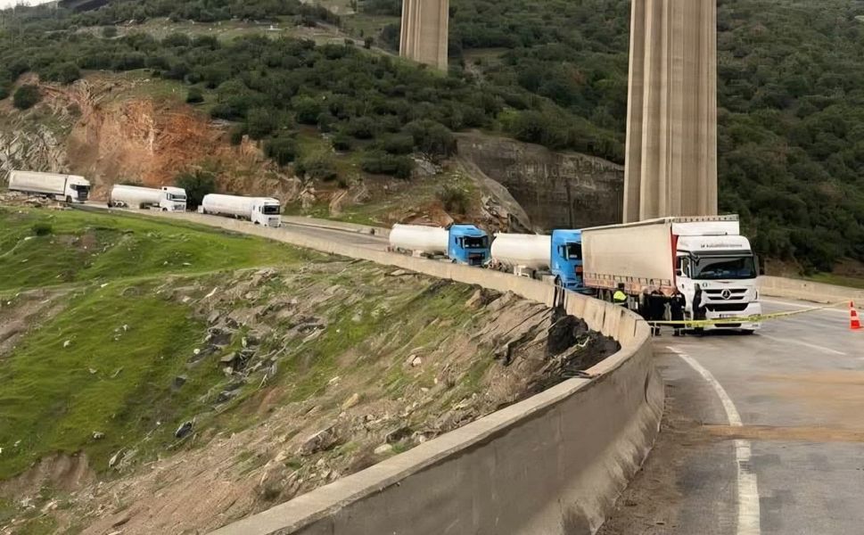Gaziantep'te iki tır kafa kafaya çarpıştı: 1 ölü